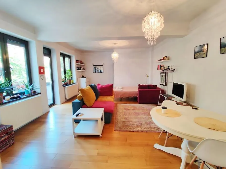 Old Town Bohemian Studio With Garden View Balcony بوخارست